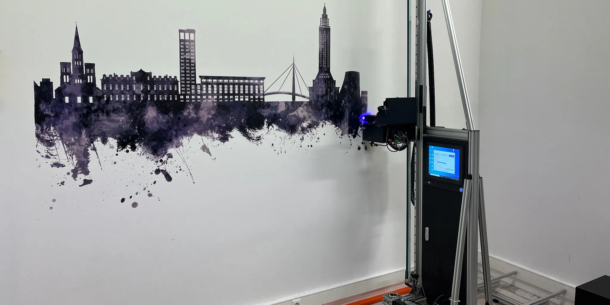 Skyline imprimée à l'encre sur un mur, la tête d'impression encore posée dessus