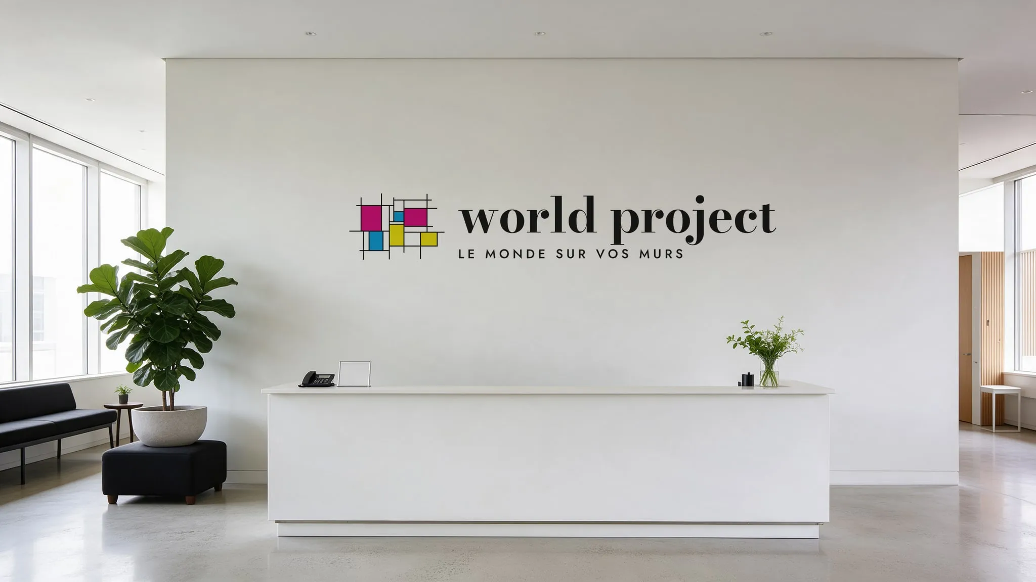 Le même mur, le logo World Project imprimé dessus
